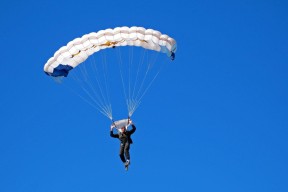 九游官网-铁血防线定乾坤，巴特勒致命防守锁胜局，西班牙斗牛士军团惊险突围
